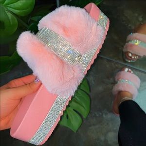 Blush faux fur platform slide